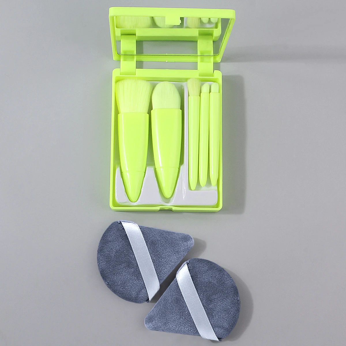 Conjunto de mini pincéis de maquiagem macios, 5 peças + 2 peças de sopro de pó triangular dupla face + 1 peça de ferramentas de maquiagem com caixa de armazenamento de espelho
