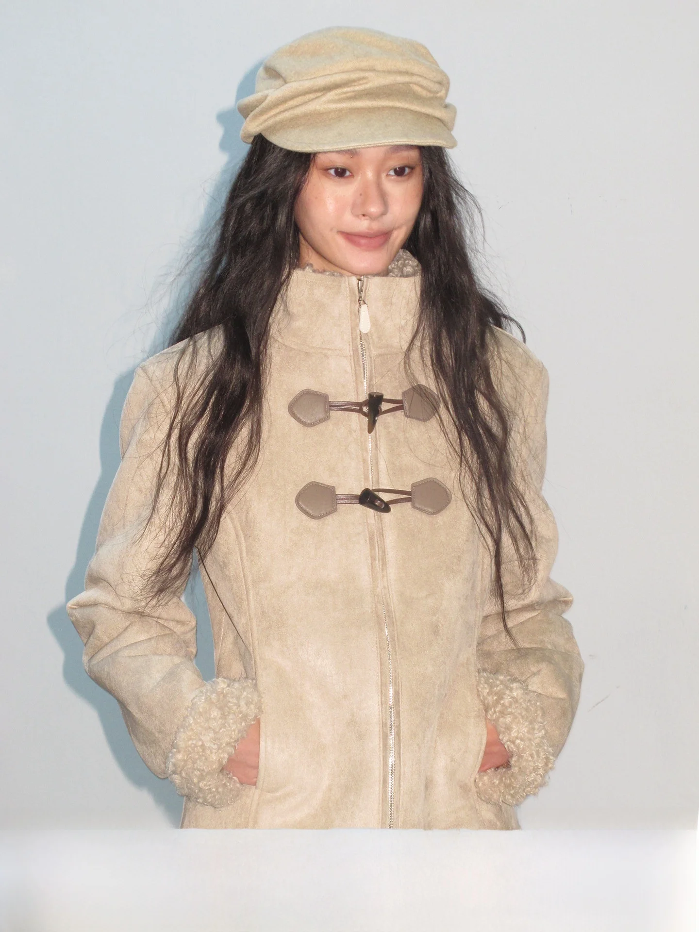 

Зимняя куртка Lvetong Original Design для женщин: приталенная, с мехом и кожаными вставками, теплая, с откидными манжетами, в уличном стиле, на молнии