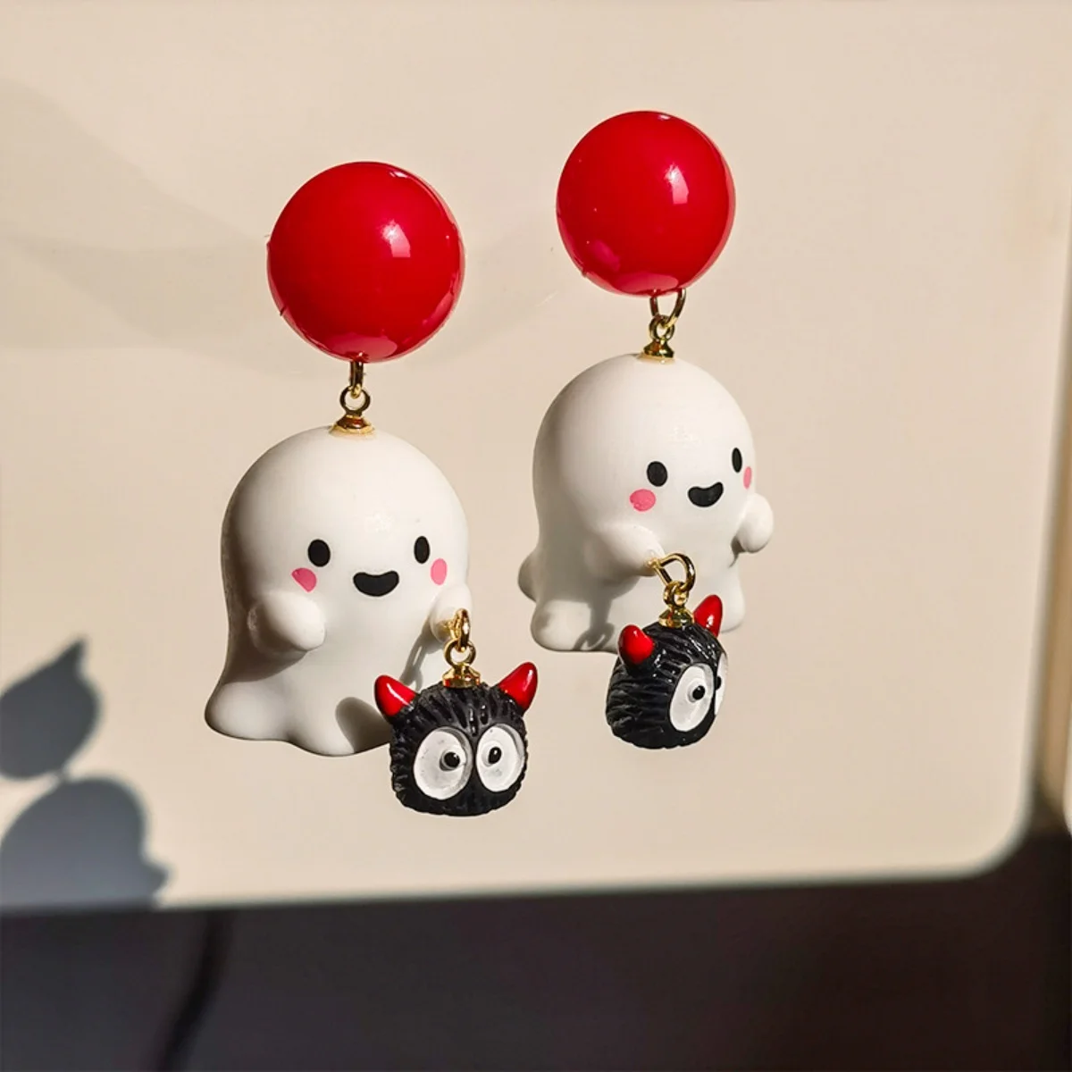 Halloween Weiße Geist Tropfen Ohrringe Cartoon Nette 3D Geist Halten Kleine Schwarze Geist Baumeln Ohrringe Schmuck Geschenk Für Frauen Männer