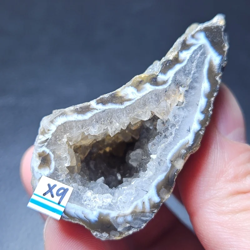 حوض كنز كريستال عقيق ريش مدغشقر طبيعي عالي الجودة مع قطعة تزيين مفتوحة مبتسمة