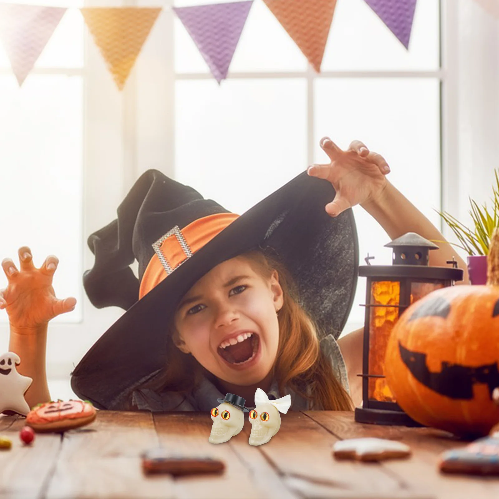 

1Pair Halloween Bride Groom Skull Realistic Decor Scary Party Supplies Haunted House Layout Prop Bride Groom Skull