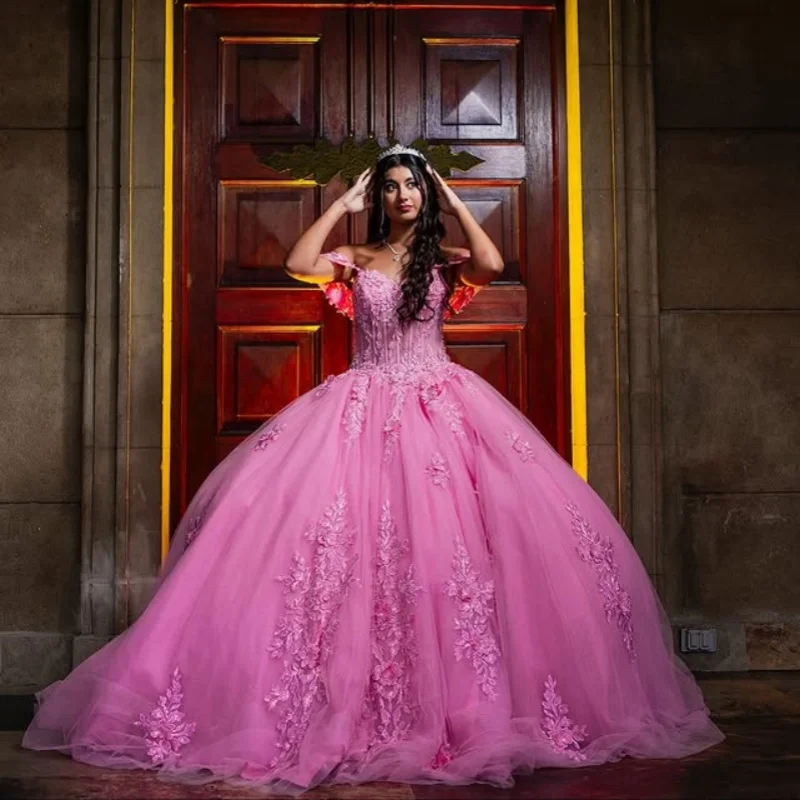 

Блестящее розовое платье Quinceanera с открытыми плечами, кружевное блестящее цветочное платье с длинным хвостом и бантом, платья de 15, Quinceanera ﻿ Настроить