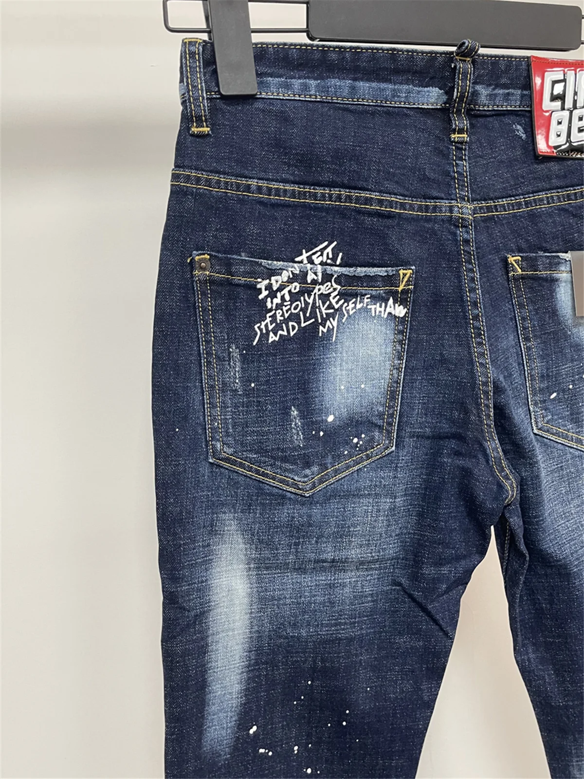 Lente en zomer 2025, nieuwe modieuze heren gewassen blauwe casual rits decoratieve rechte bedrukte graffiti D2-jeans voor heren