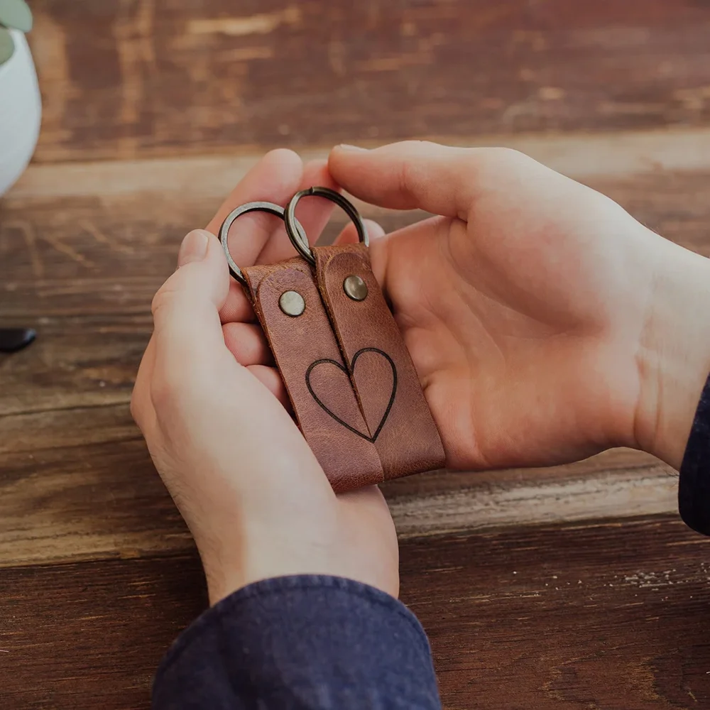 

2Pcs Heart-shaped Leather Keychain Valentine's Day Exquisite Gifts for Her/him Anniversary Special Gifts for Couples/spouses