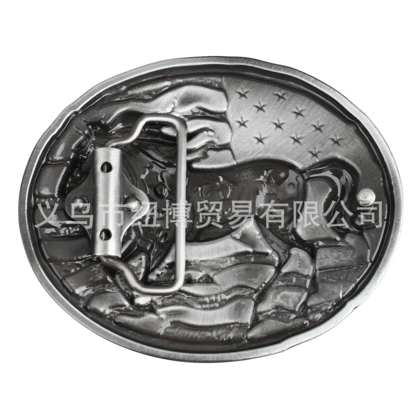 يتم تشغيل الخيول البرية بإبزيم حزام من السبائك الرمادية على لافتة ذات النجمة الضخمة اللامعة هي الشيء الأكثر مهمًا