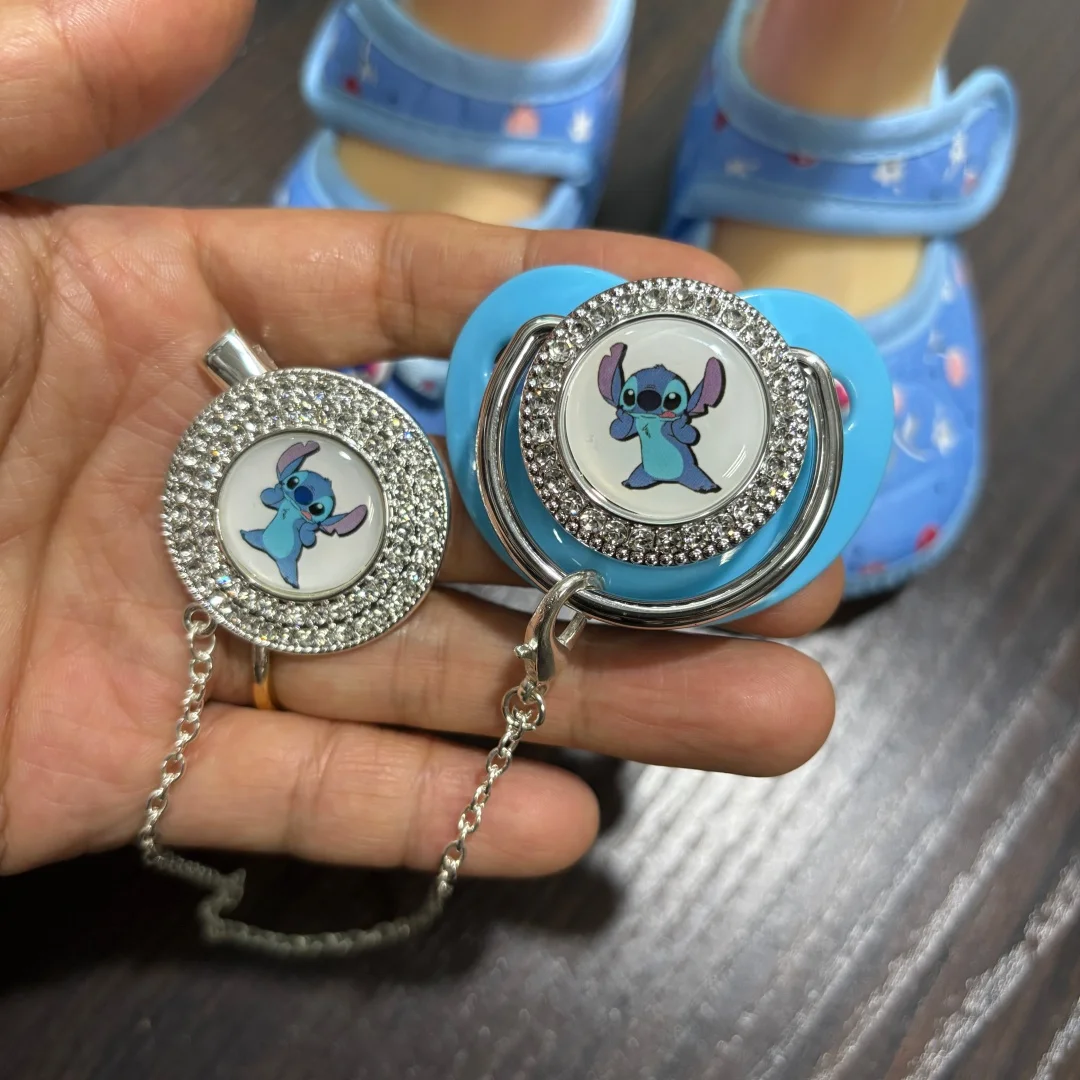 

0-8M Adorable pacifier safety clip and soft baby shoes set with a cute style ideal gift for new parents baby gift