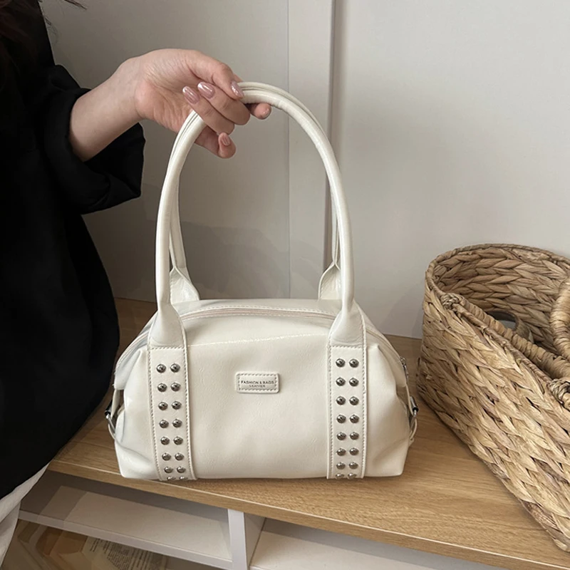 Metallnieten-Besetzte Boston-Handtasche, Stilvolle Damen-Umhängetasche mit Nieten-Dekor und Reißverschluss, Vintage Unterarmtasche, Große Kapazität Shopper-Tasche – Detail 8