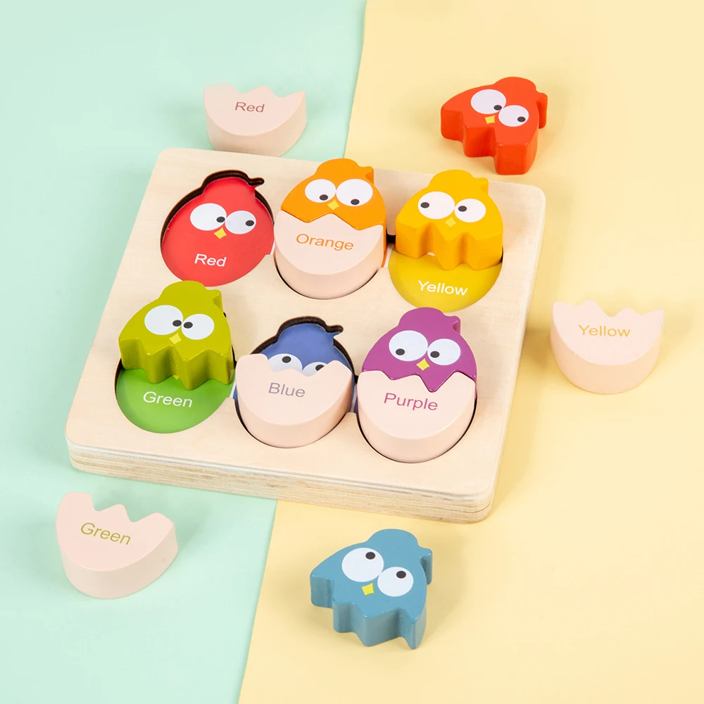 Puzzle di uccelli colorati in legno con osso vibrante di bambini rossi, arancioni, gialli, verdi, blu e viola hanno un blast learni