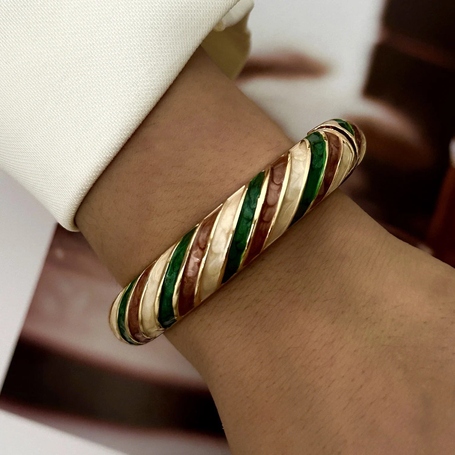 Retro Braun-Grün Emaillierte Manschettenarmreifen für Frauen, Übertriebene Geometrische Twist-Stapelbare Armreifen, Minimalistisches Schmuckgeschenk – Detail 7