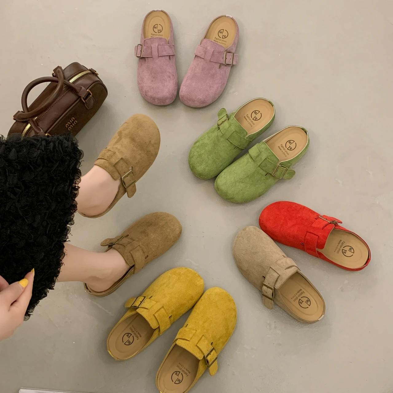 

Чистящие туфли в стиле ретро. Новые женские полутапочки Baotou на толстой подошве весной и летом 2025 года. Носите пару ленивых туфель.