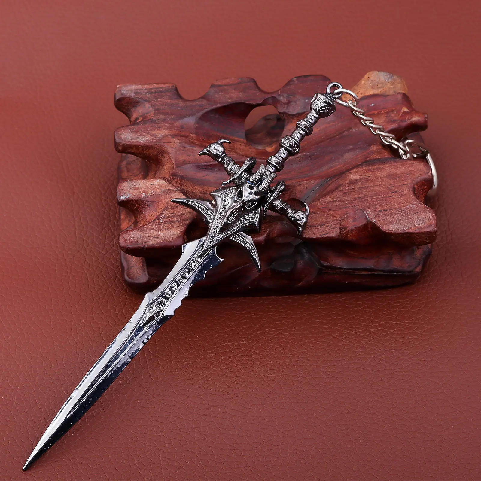 14 سنتيمتر Lich الملك الأغنام رئيس السيف المفاتيح قلادة كبيرة Frostmourne الأغنام رئيس السيف سلاح نموذج تأثيري الدعائم مروحة هدية