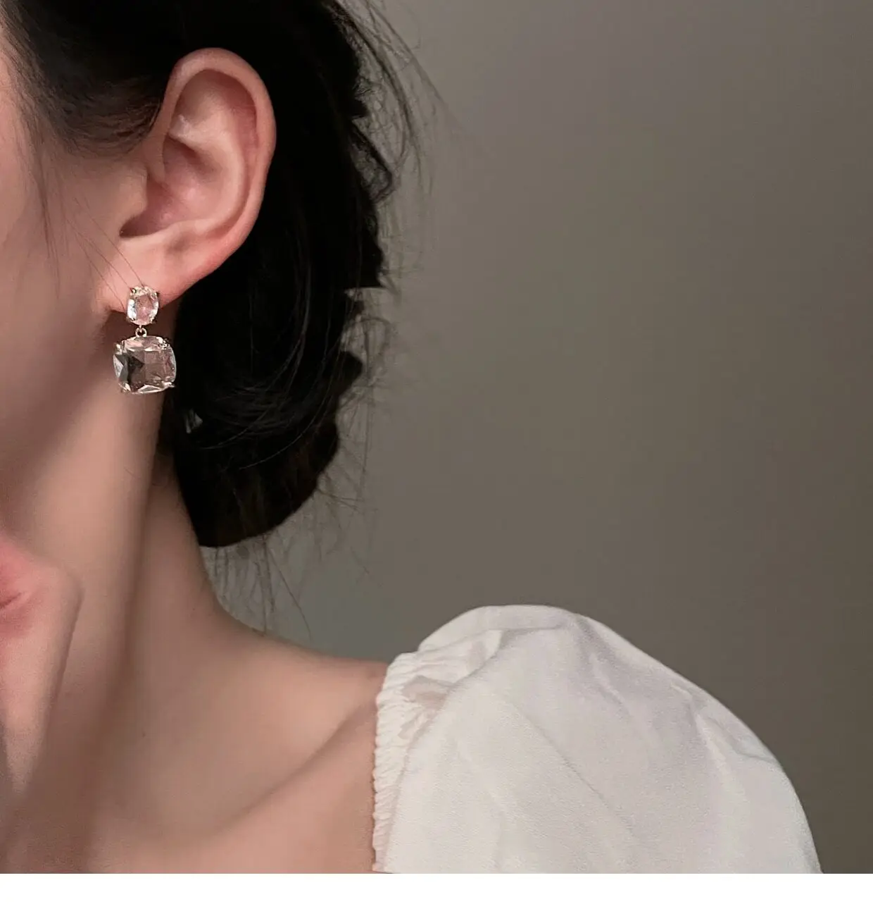 Luxuriöse klare Kristall-Ohrringe in Goldfarbe mit Zirkonia, quadratische Tropfen-Ohrringe für Damen, Hochzeit, Party, eleganter Modeschmuck. – Detail 6