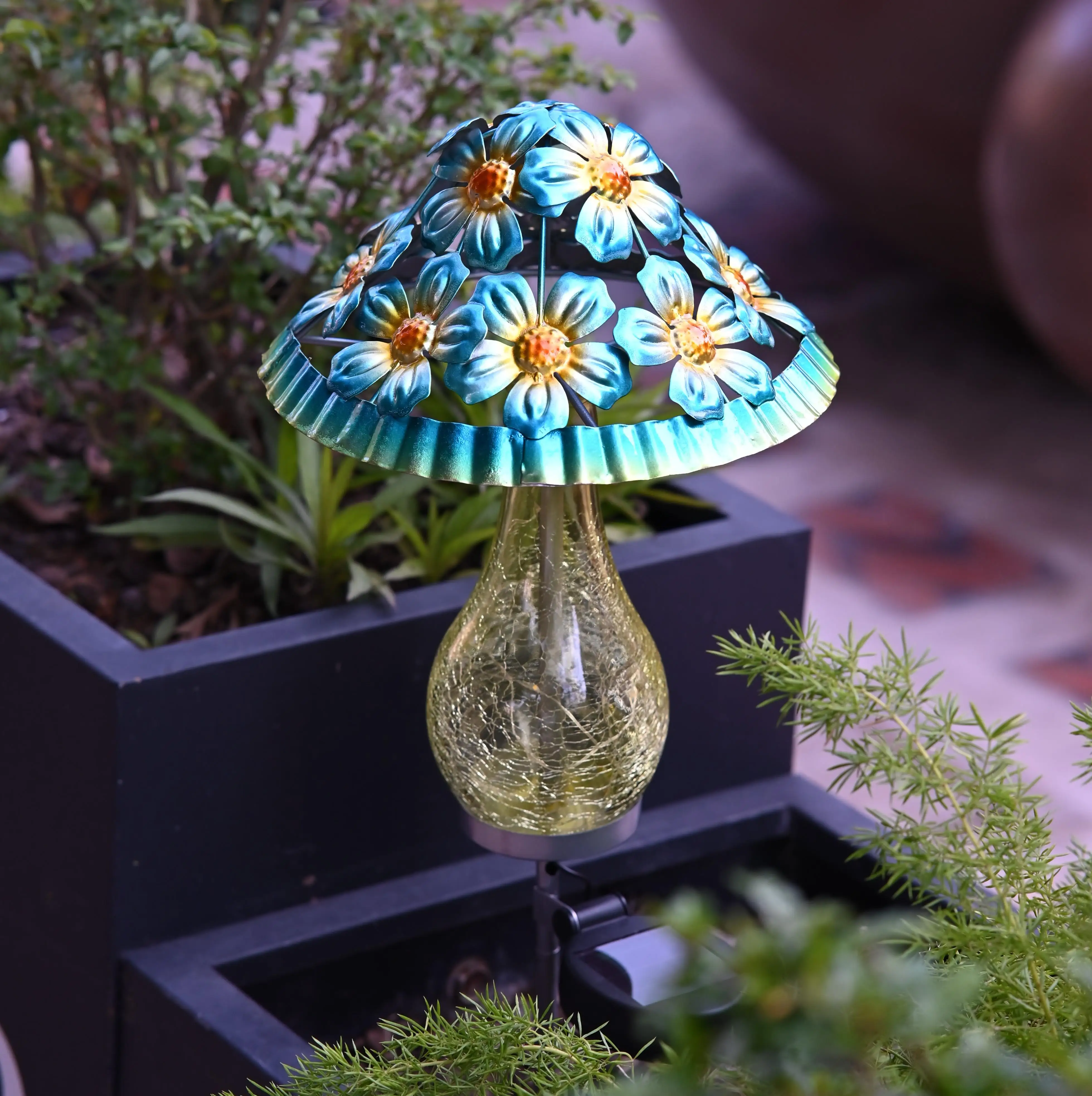 Outdoor Solar Mushroom Light 20in Iron Ground Stake Lamp for Garden Pathway Patio Decor Automatic On Function Outdoor