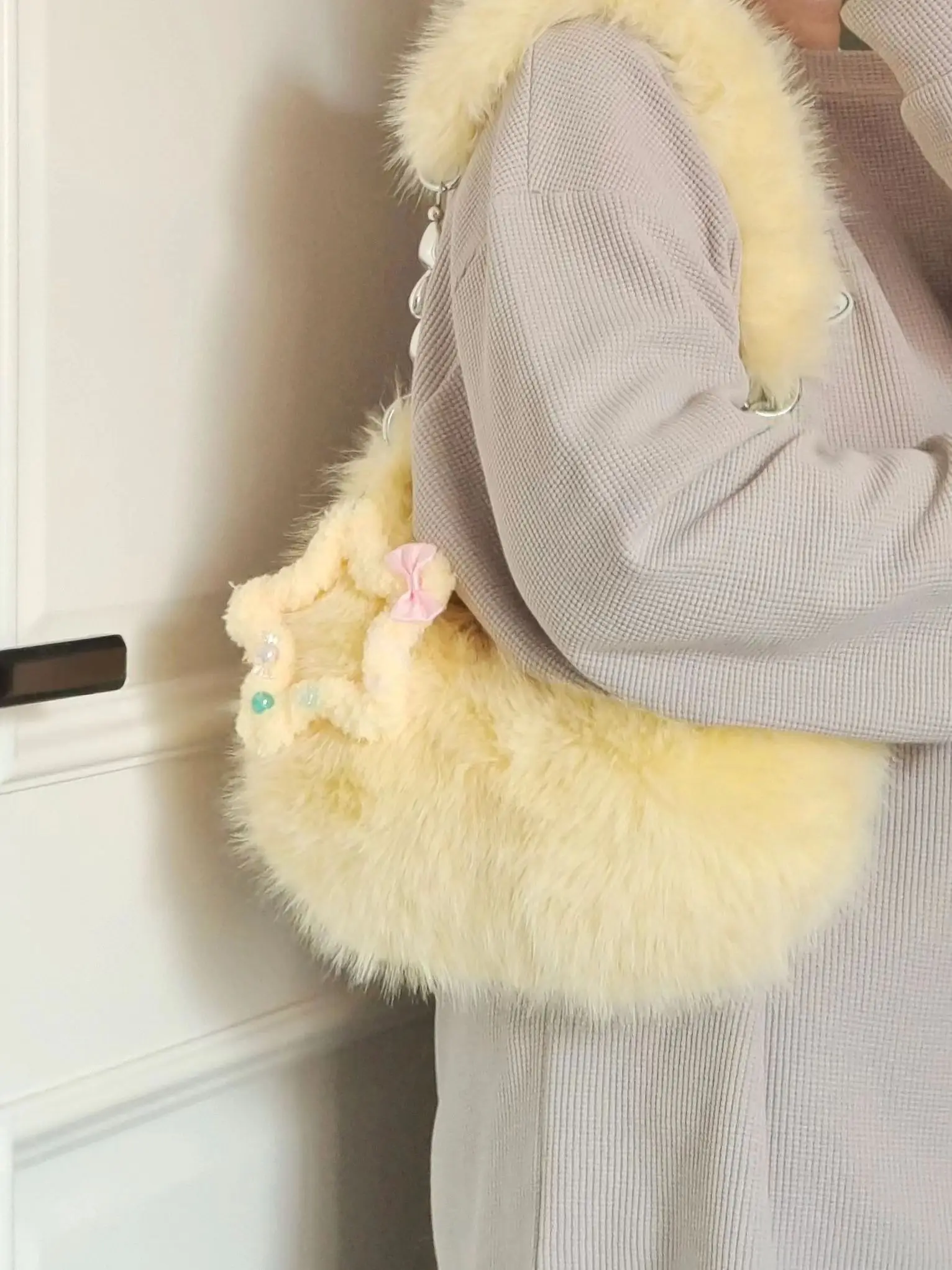 Bolso peludo amarillo crema bonito de estilo coreano para mujer, bolso versátil para las axilas para estudiantes, bolso de hombro para ir al trabajo, novedad de 2025