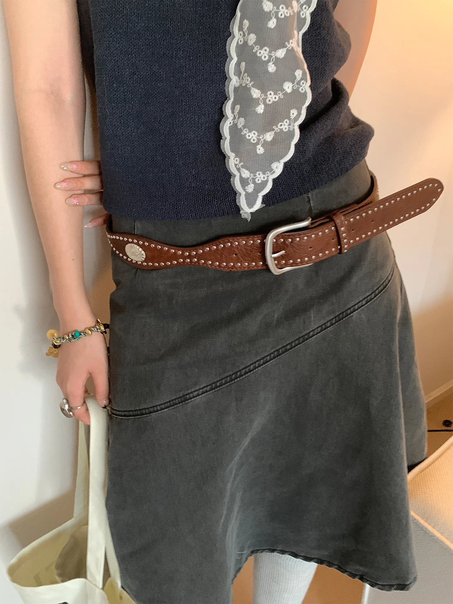 Retro Western Rivet Belt For Women With Skirts And Jeans Slimming Belt With Unique Design Sense As An Accessory