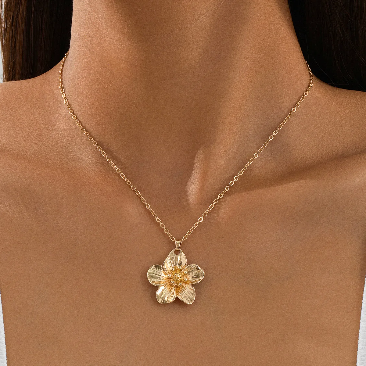 LATS New Fashion Metal Wrinkled Stereoscopic Flowers Pendant Necklace for Women Charm Temperament Clavicle Chain Party Jewelry