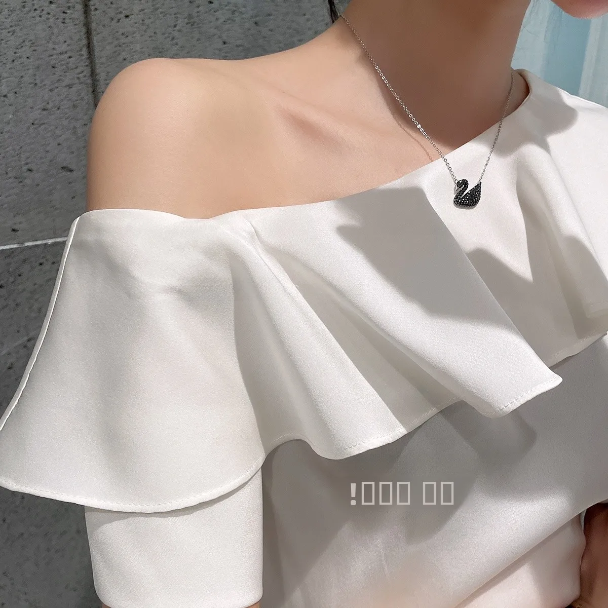 

Новый летний шелковый топ с открытыми плечами и кружевной отделкой, короткий рукав, модная женская верхняя одежда