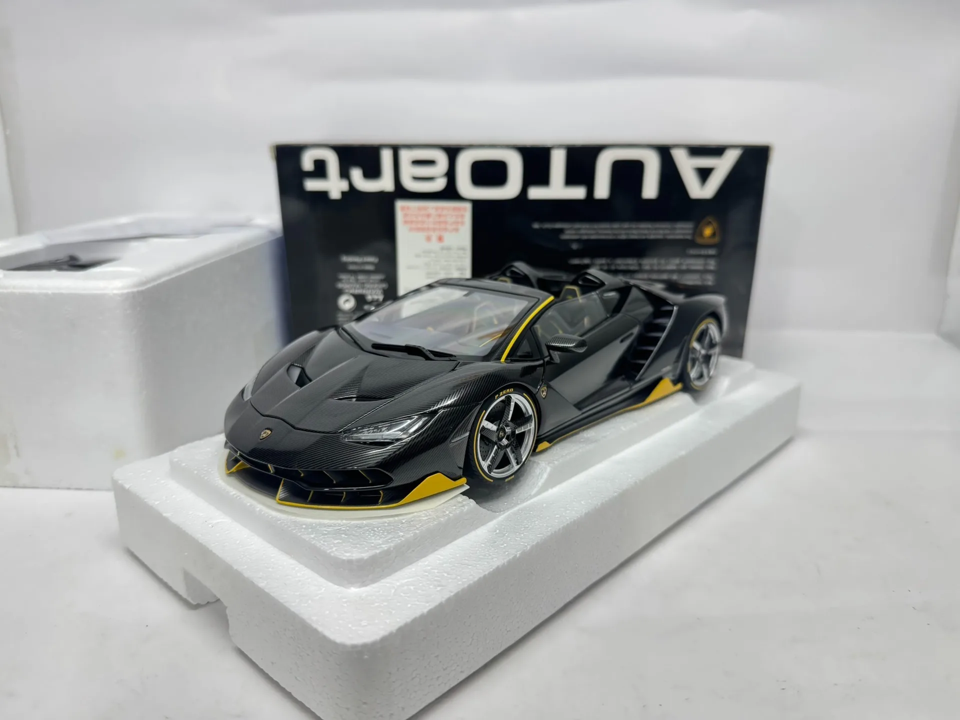 Autoart 1:18 LP770 Carbon Fiber Yellow Simulation Limited Edition All Open Alloy Metal Static Car Model Toy Gift