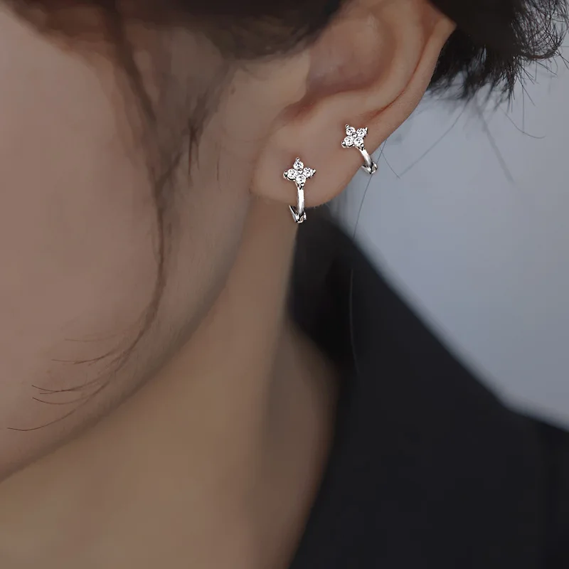 Zierliche Blumen-Ohrclips für Frauen, Piercing-Knorpel-Ohrring, Niedlicher Zirkon in Goldfarbe, Ästhetischer Damenschmuck KDE028 – Detail 3
