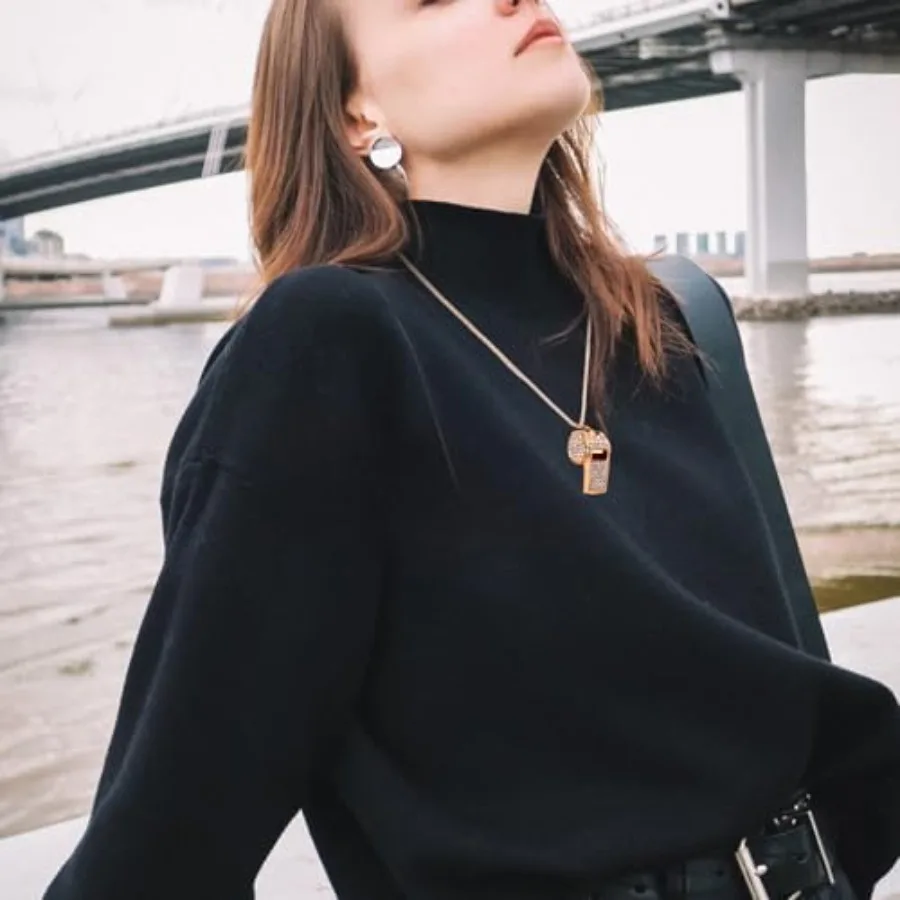 2 Buah Peluit Kristal Rhinestone Berkilau Kalung Logam Emas Peluit Suara Jernih dan Keras dengan Tali Rantai untuk Wasit Pelatih