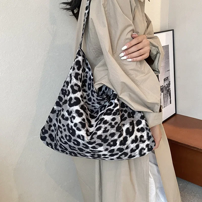 2024 nuevo bolso de tela estampado Ins bolso de lona con estampado de leopardo para mujer bolso Retro para mujer