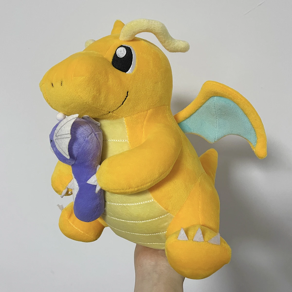 Lindo Pokemon Peluches Dragonite sosteniendo Dratini bebé de peluche de dibujos animados y lindo dragón rápido Peluches muñecos de peluche almohada regalo de Navidad