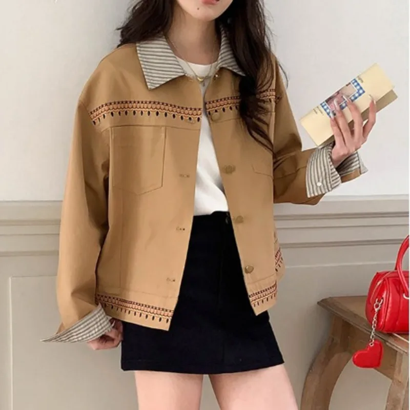 HKSH ربيع الخريف جديد سترة نسائية مطرزة مخطط بدوره إلى أسفل طوق واحدة الصدر جيوب الرجعية شيك معطف قصير HK14378