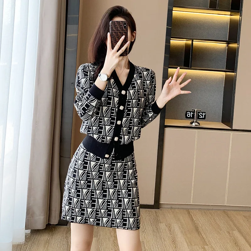 2024 Korean Style Printing Knitted Suits V-Collar Buttons Design Short Cardigan+Mini Single Breasted Skirt Women Sets T658