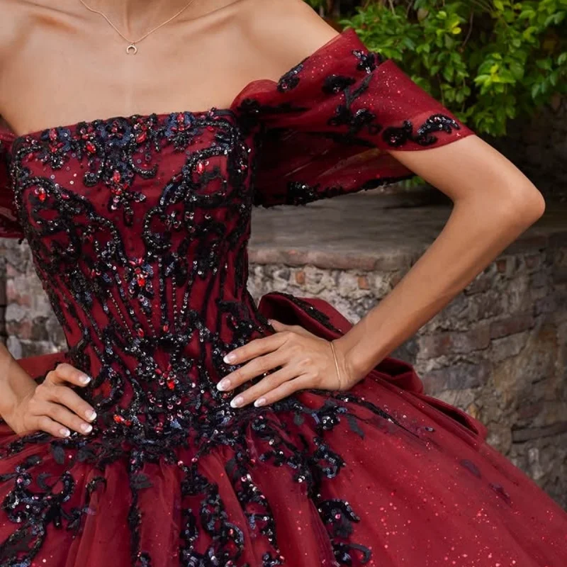 

Блестящее бордовое платье Quinceanera с открытыми плечами, блестящая наклейка, длинный хвост, бант, платья de 15, Quinceanera ﻿ Настроить