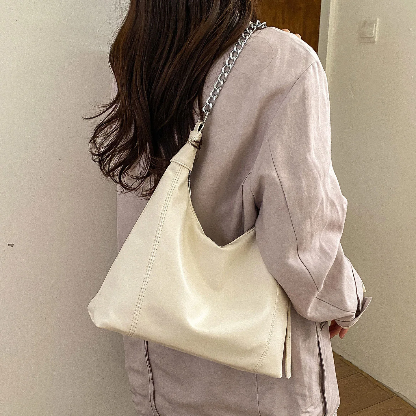 

Korean Chain Tote Bag for Women Simple Casual Large Capacity Soft PU Handbags 2026 New Commuter One Shoulder Bags Trend