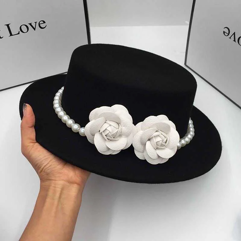 Wełniany kapelusz Fedora w stylu vintage z elegancką perłową ozdobą i szerokim rondem, idealny na kościelną derby lub każdą specjalną okazję