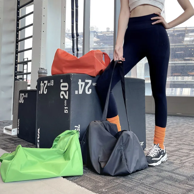 Tas Travel Kebugaran Olahraga Profesional Wanita Fashion Tas Latihan Gym Yoga Tahan Air Nilon Tas Tangan Selempang Kapasitas Besar