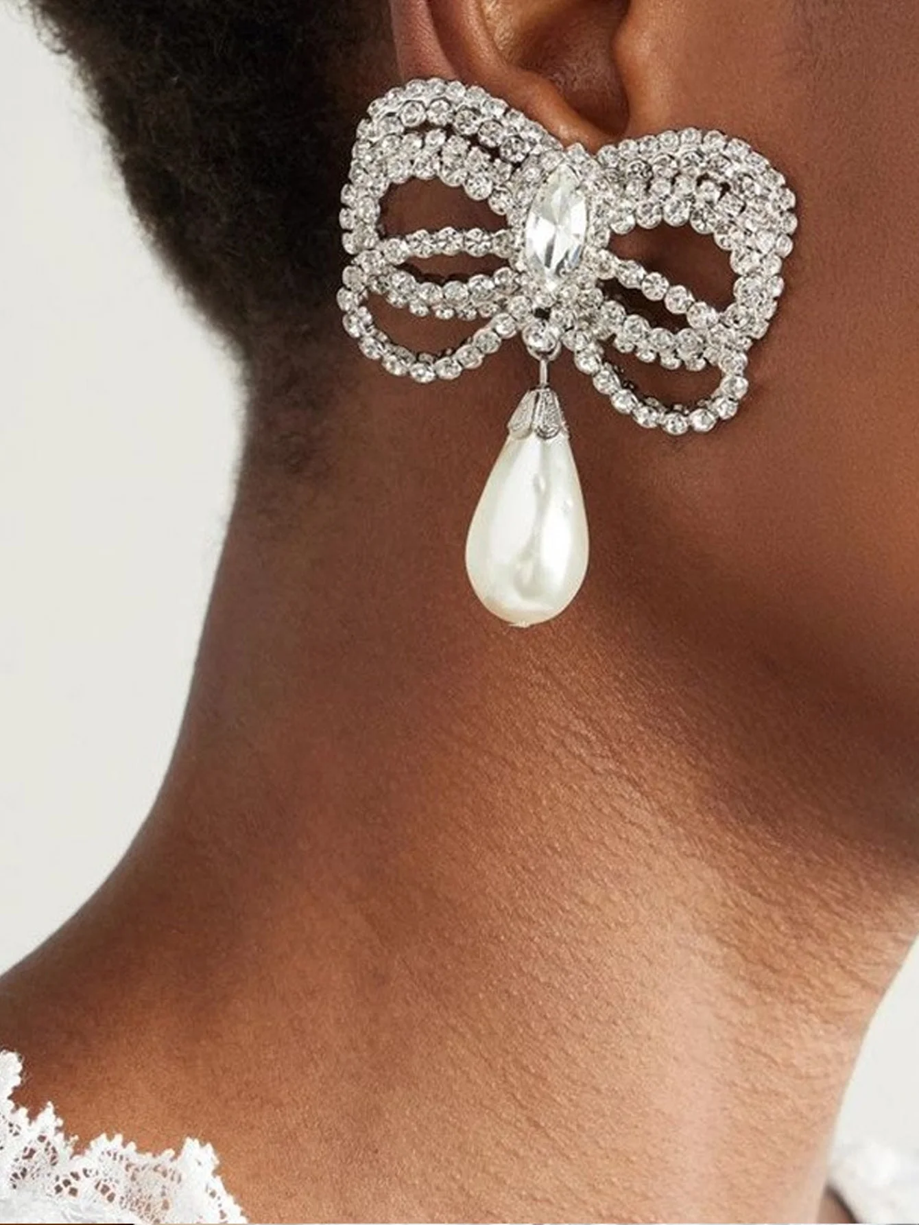 

A Pair of Silver Personality Fashion Rhinestone Bow Earrings Temperament Pearl Pendant Earrings Stage Jewelry Accessories for Wo