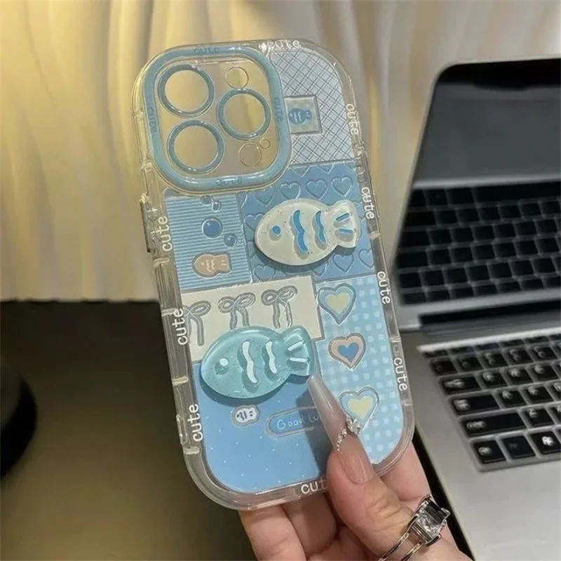 Cremefarbene, gitterartige, herzförmige, dreidimensionale Handyhülle mit kleinen Fischen und Spiegelhalterung für iPhone 13 14 15 16 17 18 Pro Max – Detail 4