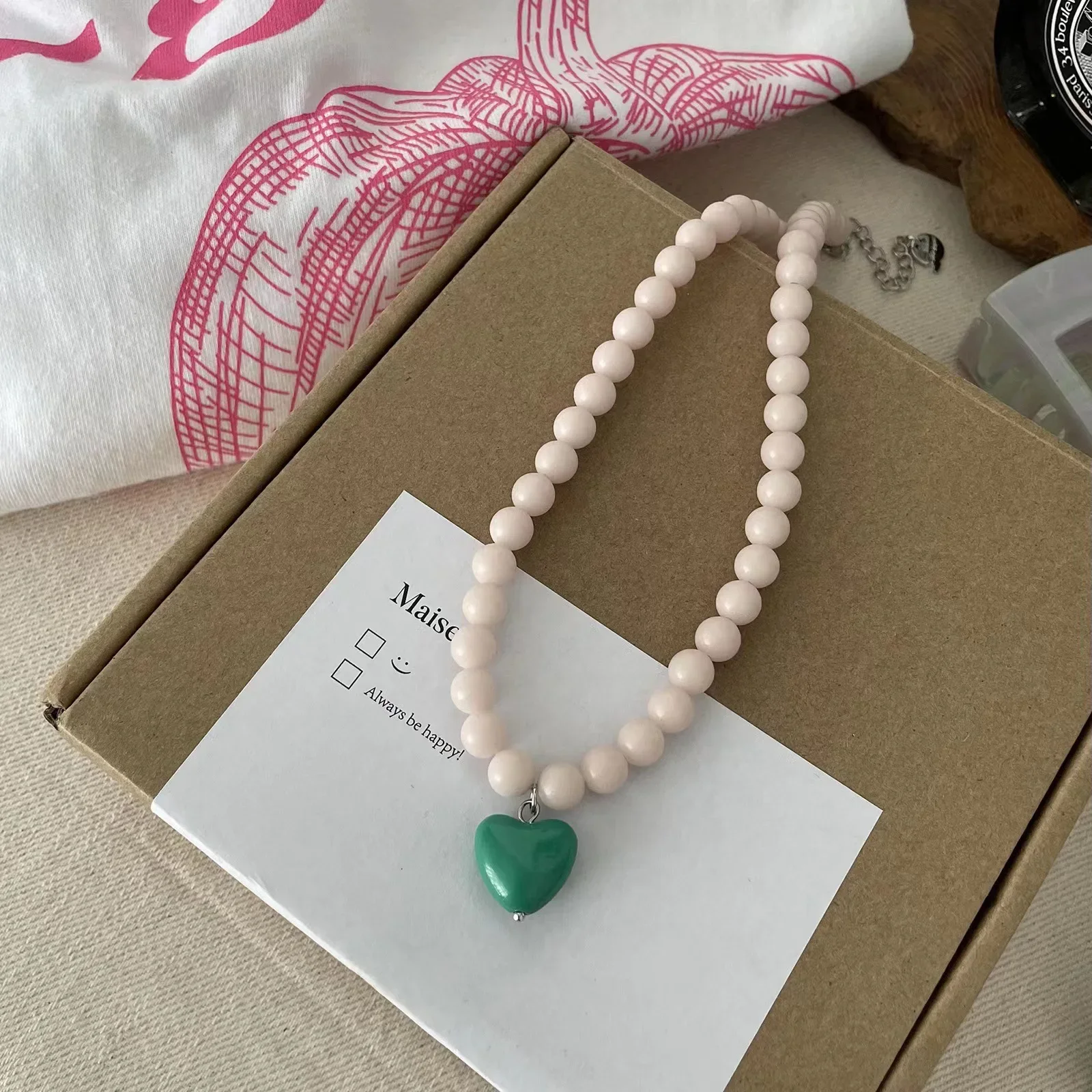 Handgefertigte, bunte Acryl-Herzanhänger-Halskette für Frauen, trendige Schlüsselbeinkette, zarter Schmuck, Halsaccessoires.