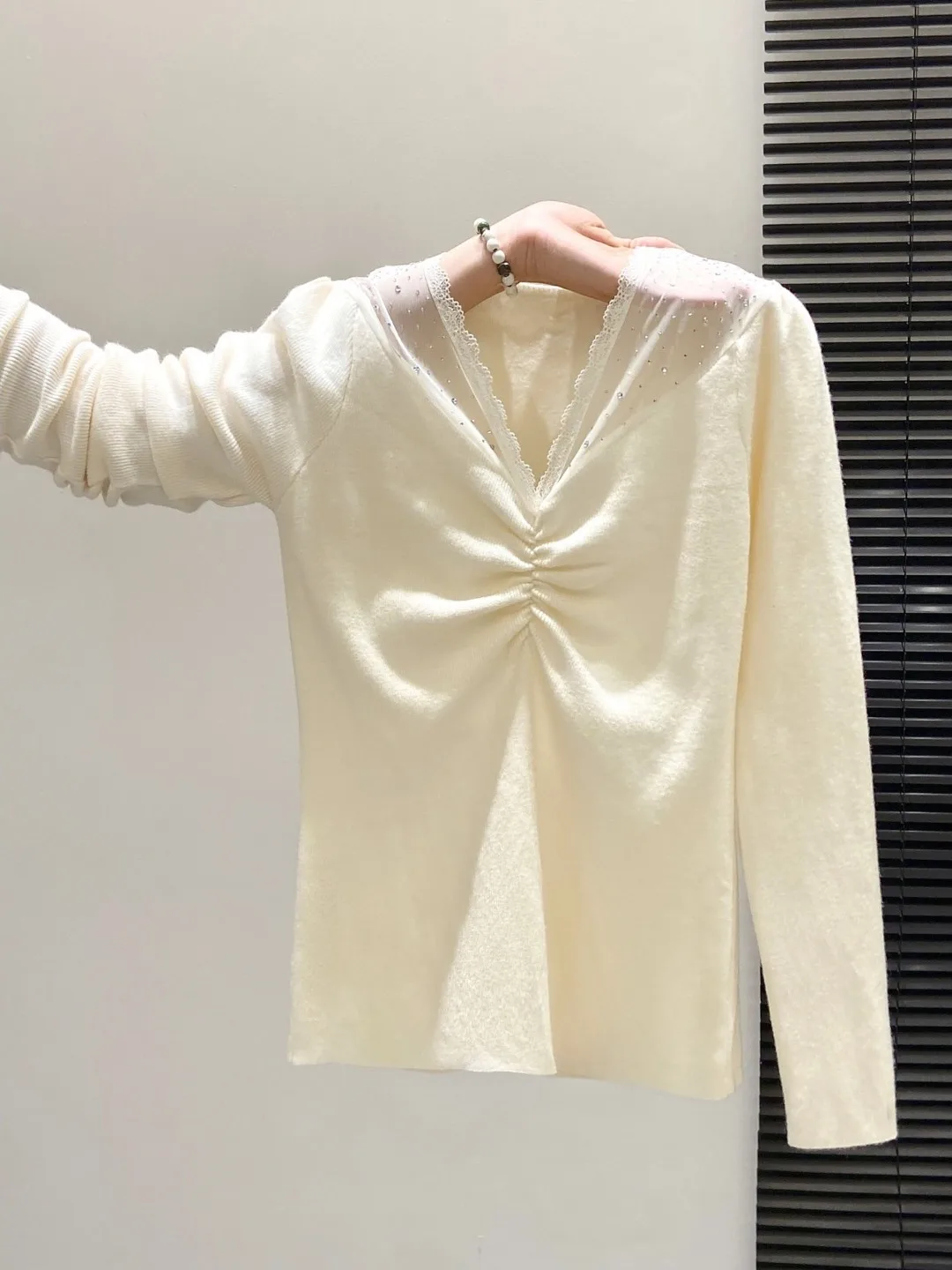 

Faionable V-ne Splice Knitted Top Women's Winter Slim Fit Inner Wear Base irt Bright Tead Me Diamond Heat Transfer