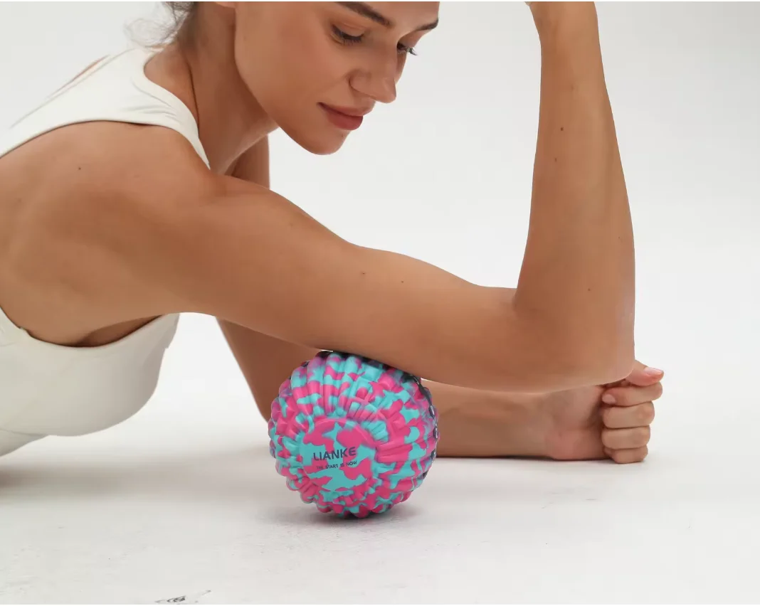 EVA fascia ball set with a triple-nub design; the firmer texture helps relax and relieve muscle soreness throughout the body.