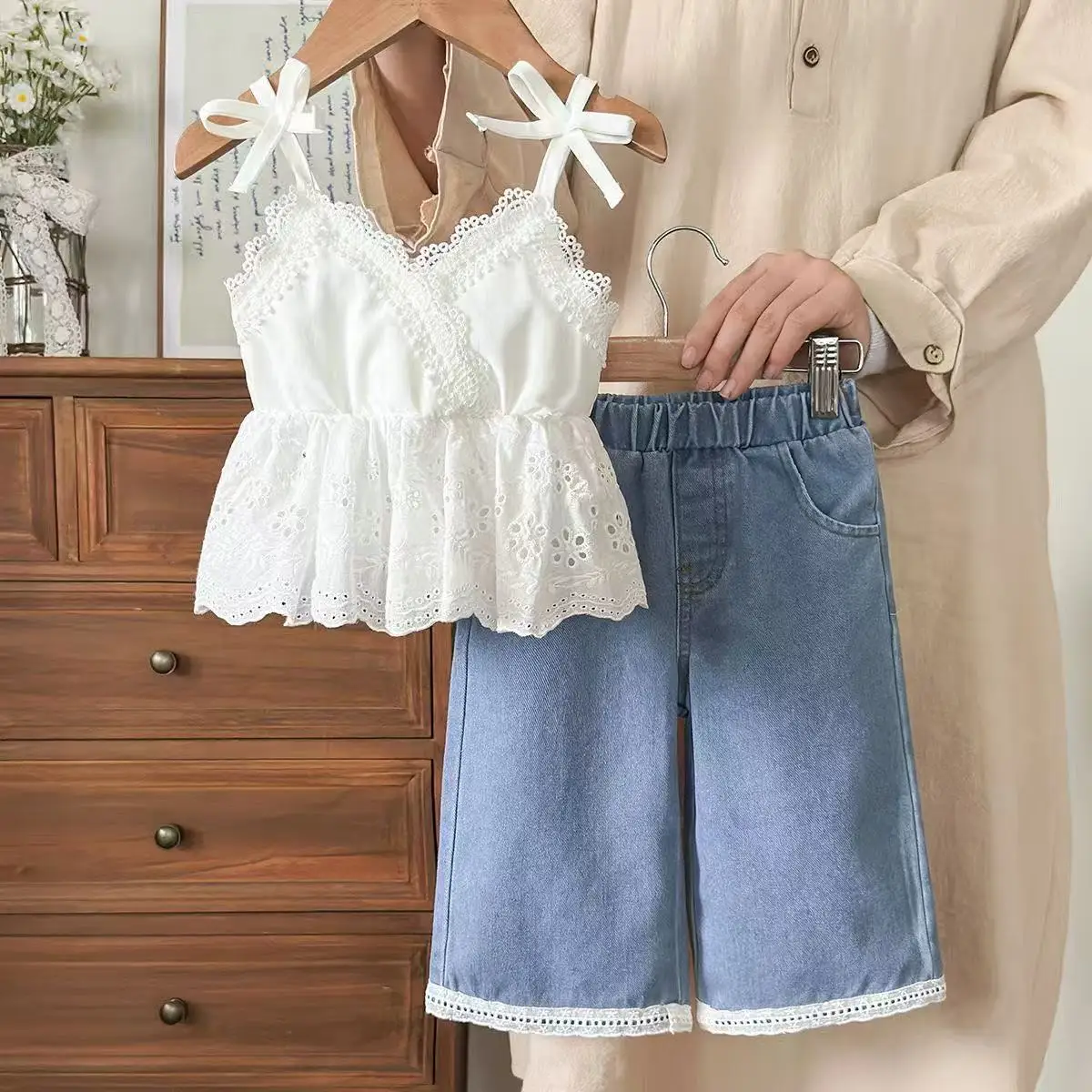 Girls' New Countryside Style Embroidered Top With Lace Stitching and Washed Denim Jeans Two-piece Set