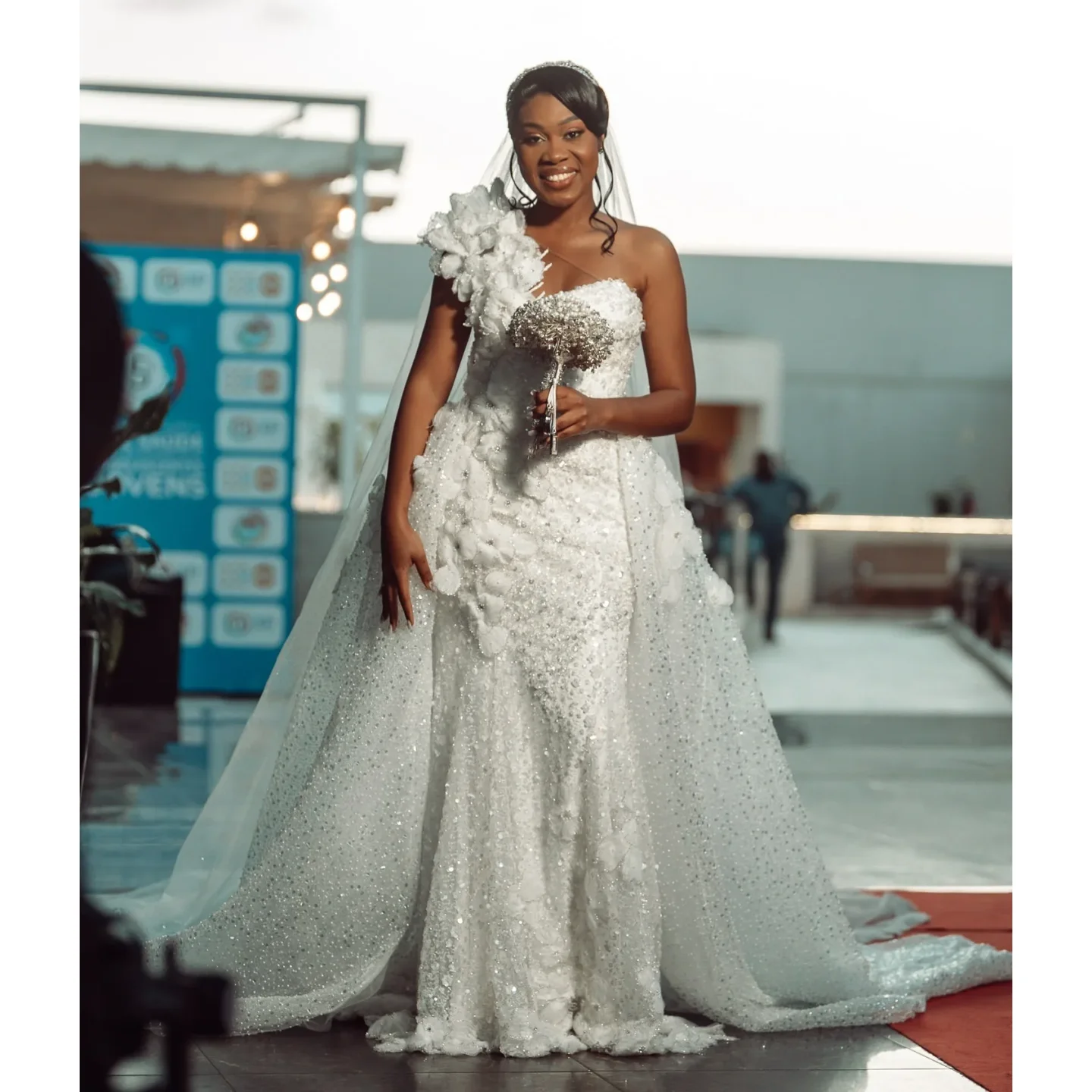 

Luxury Handmade Flower Single Shoulder Sparkling Wedding Dress Bead Decoration Bride Dress Detachable Tail Customized