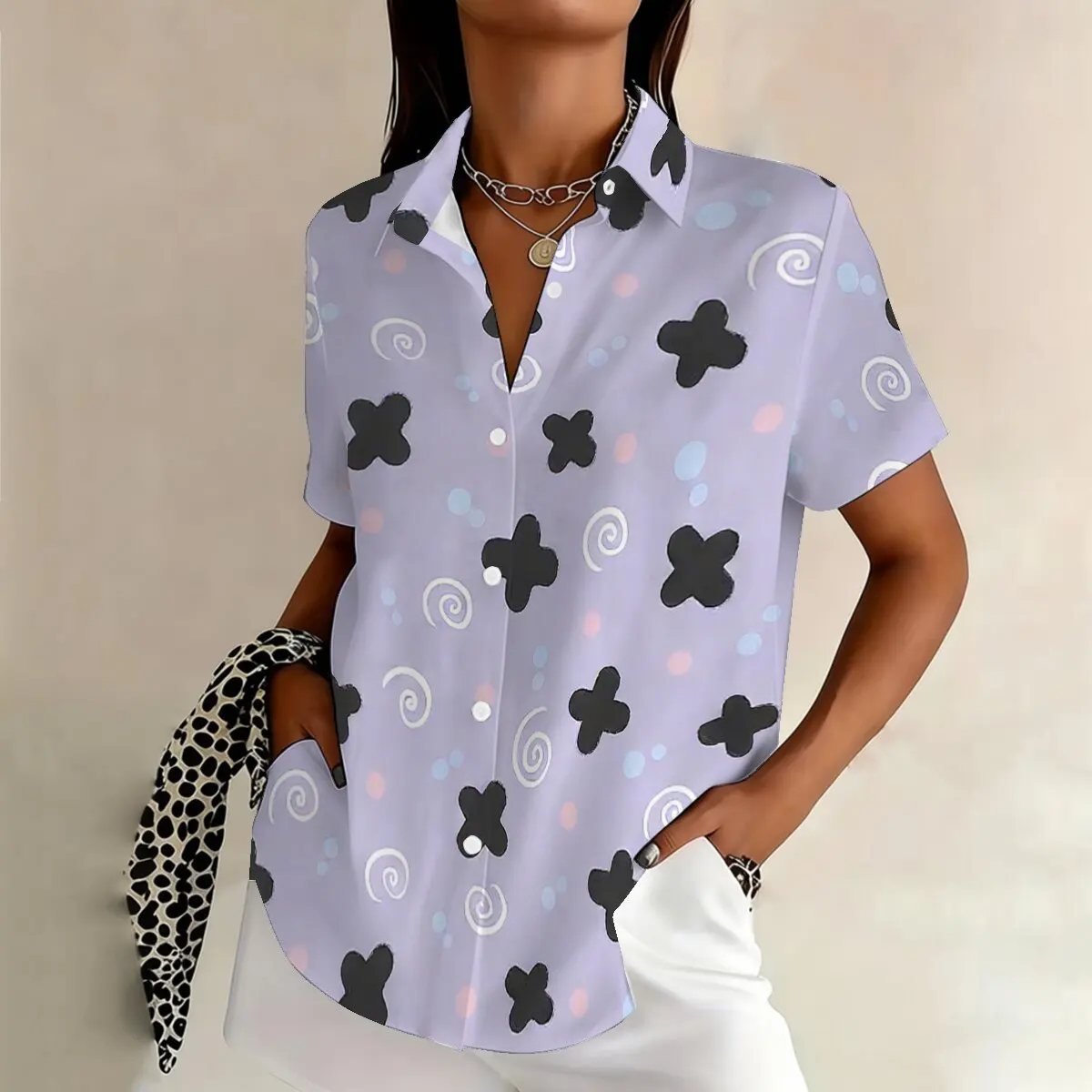 

Летняя женская рубашка больших размеров, с молодежными и омолаживающими принтами, однобортная, подходит для делового, повседневного и праздничного стиля.