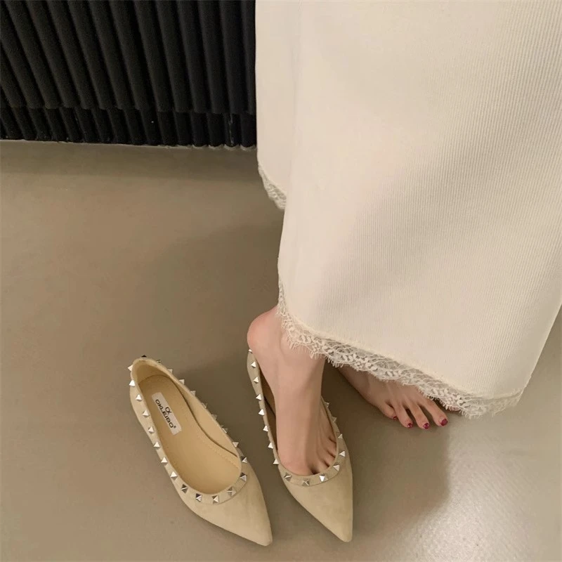 Sepatu Flat-bottomed Fashion Musim Semi dan Gugur 2025 dengan Rivet Dekoratif, Model Shallow, Ujung Runcing Elegan, dan Potongan Rendah.