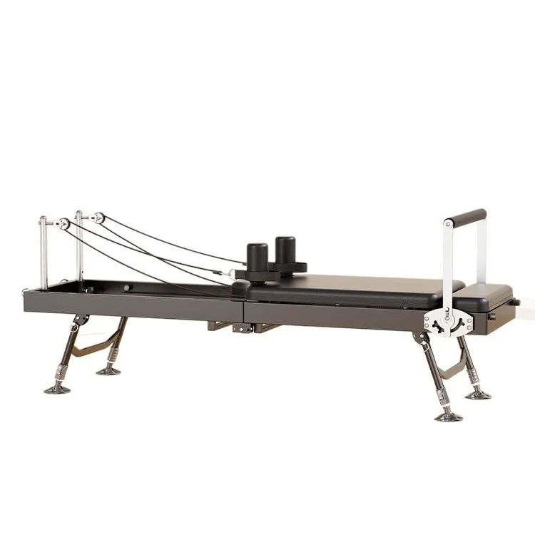 Kerntraining mit großem Ausrüstung, unterstützt durch Yoga und faltbar