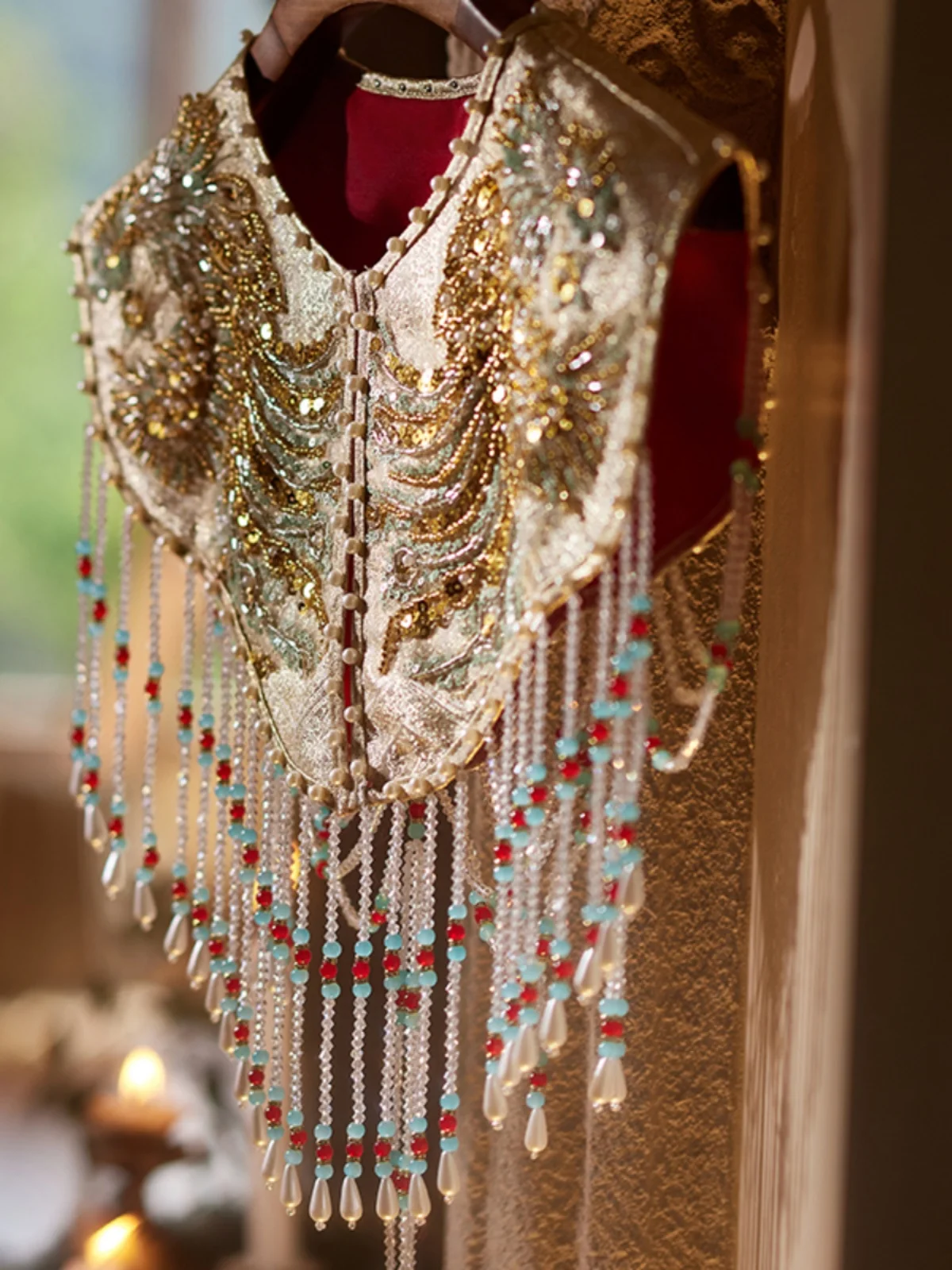 

Золотистый палантин в китайском стиле с воротником-хомутом, украшенный цепочками и кисточками, в придворном стиле