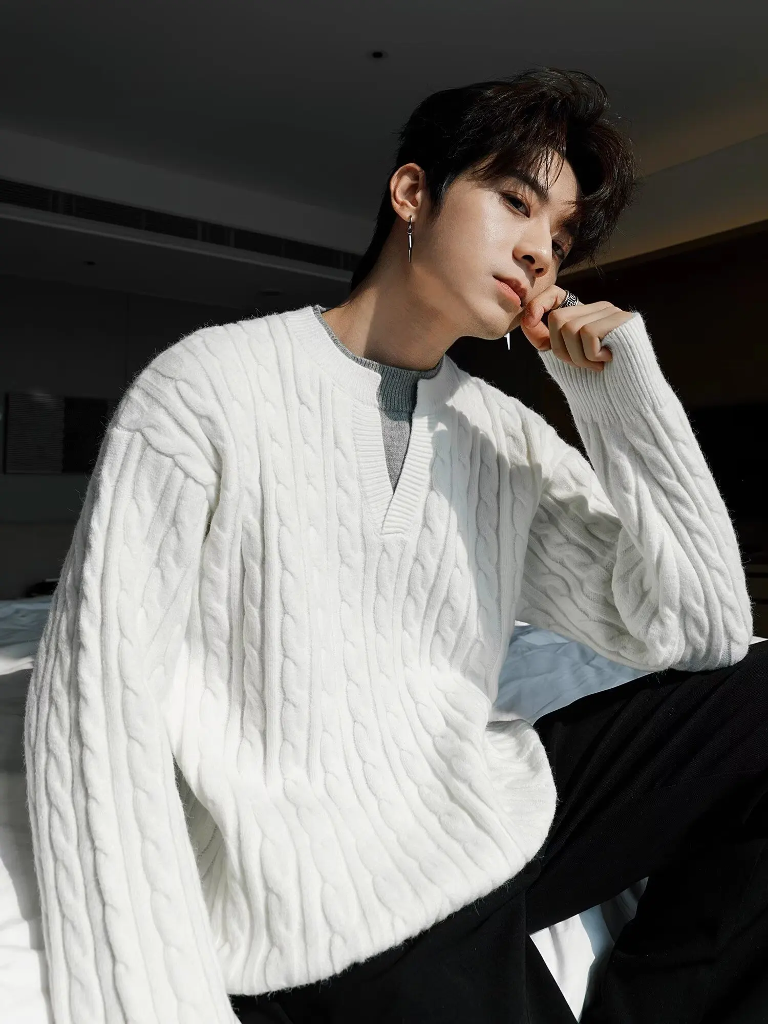 

Fashion sense of literature and art White Fried Dough Twists texture jacquard knitwear Men's Henry neck sweater Fashion single t
