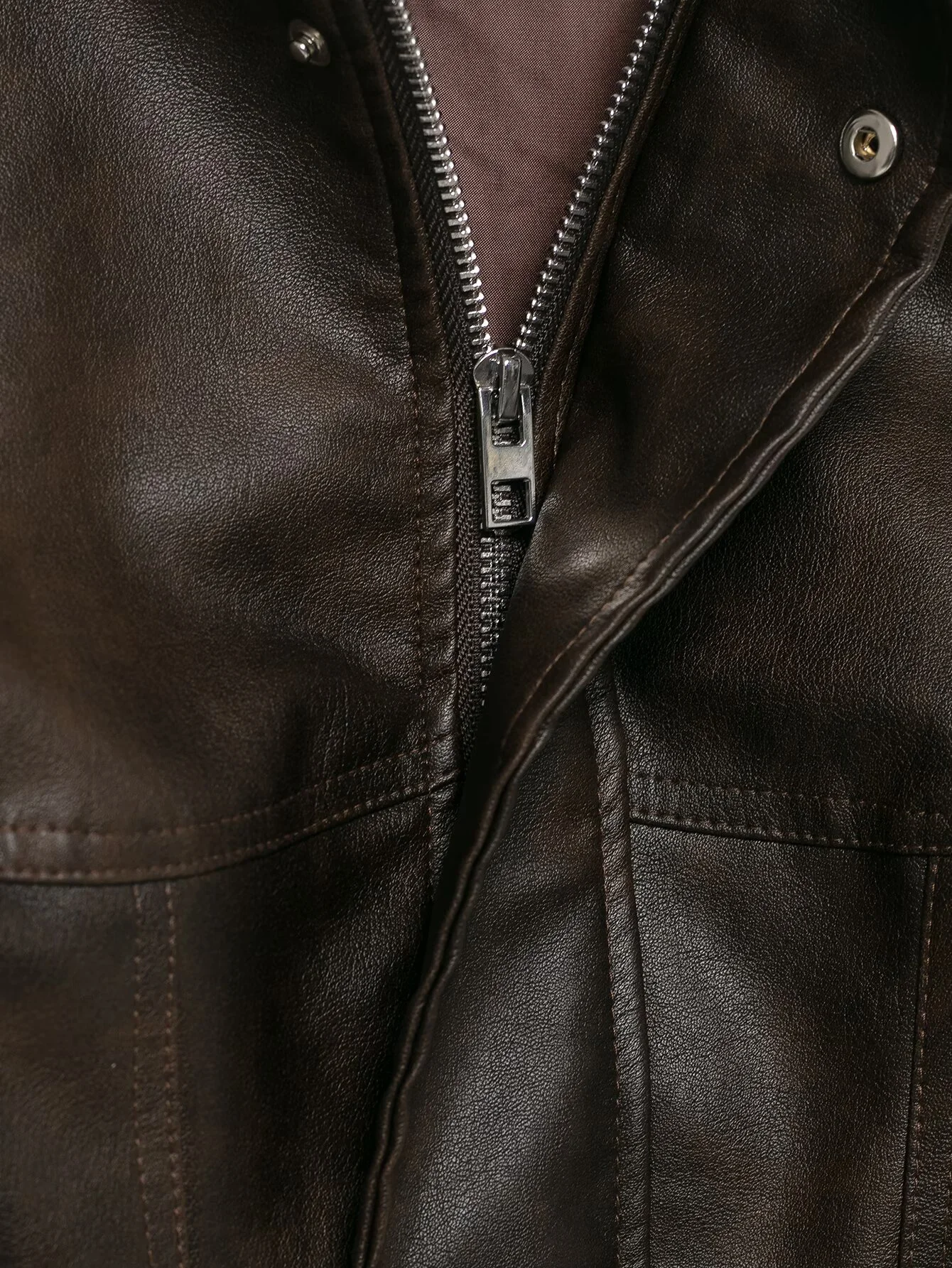 سترة نسائية قصيرة غير رسمية موضة شتاء جديدة لعام 2025 بقصة ضيقة وياقة واقفة وأكمام طويلة وسحاب من جلد البولي يوريثان