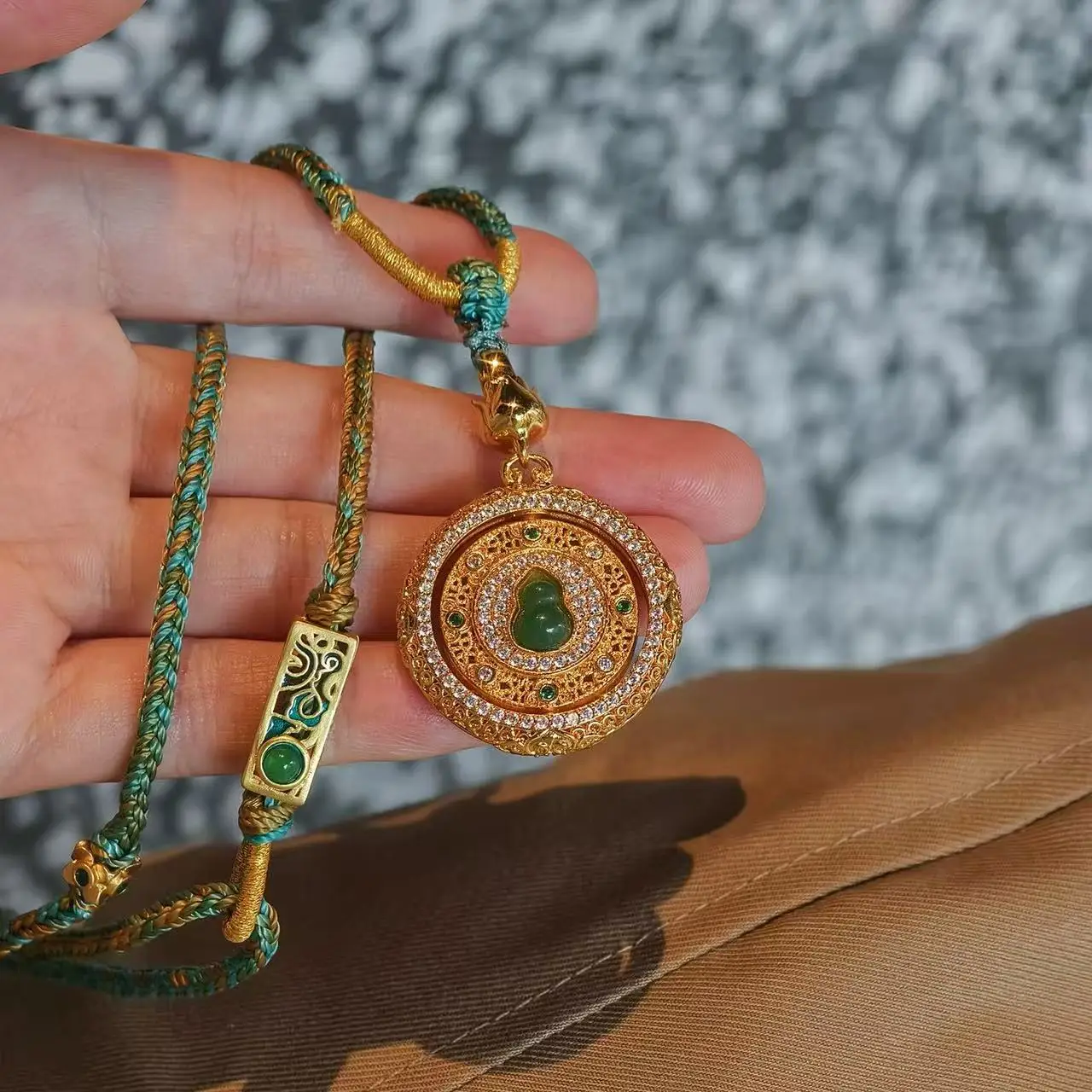 

Длинное ожерелье с зеленым камнем и кисточкой в китайском стиле, приносящее удачу и благополучие