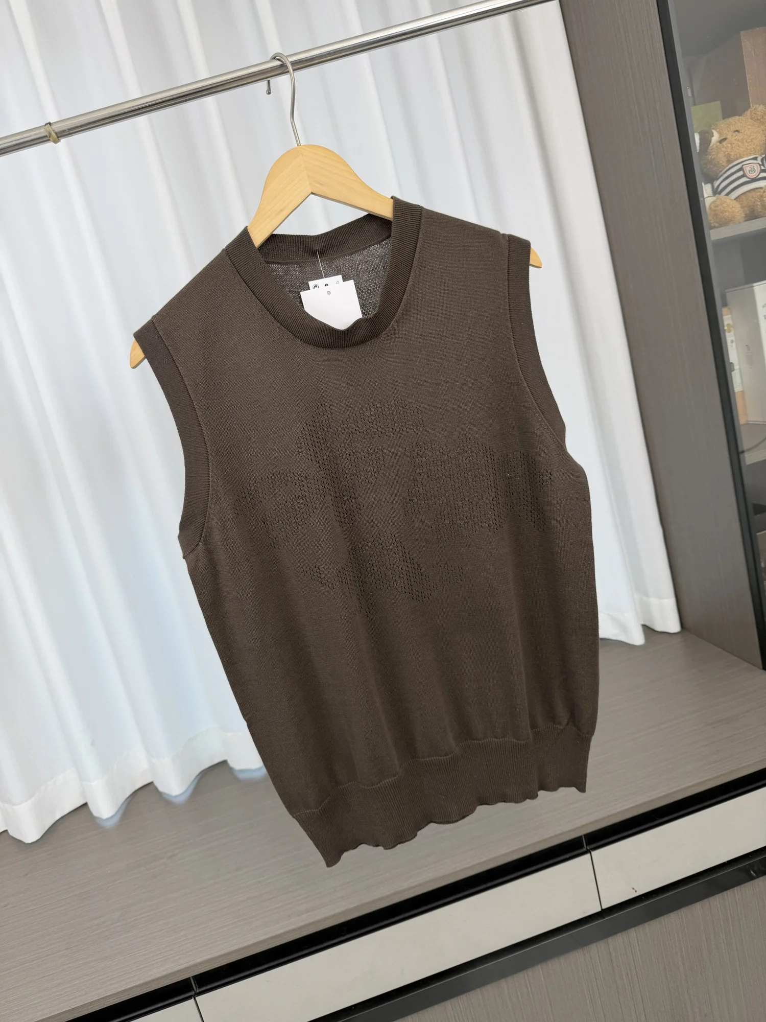 

Men's Summer Casual Knitted round Neck Sleeveless Vest Floral Embroidery Simple T-shirt Comfortable Loose Fit No Ironing Requ...