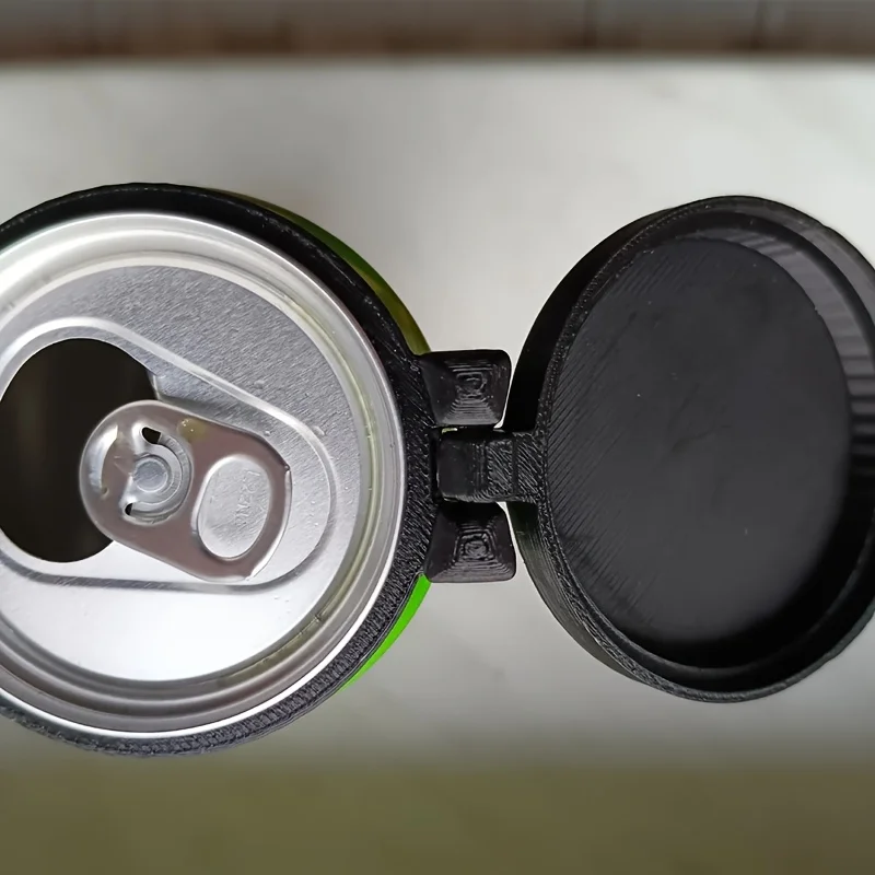 A protective lid for canned beverages，Can be opened and closed，Can be clipped onto the opening of a can。Protect opened canned be