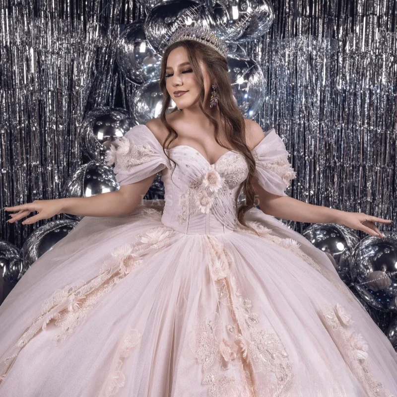 Hellrosa glänzende Quinceanera-Kleider, schulterfrei, Ballkleid, süßes 16-Kleid, Perlenapplikationen, Blumentüll, Geburtstagsfeier, Vestidos