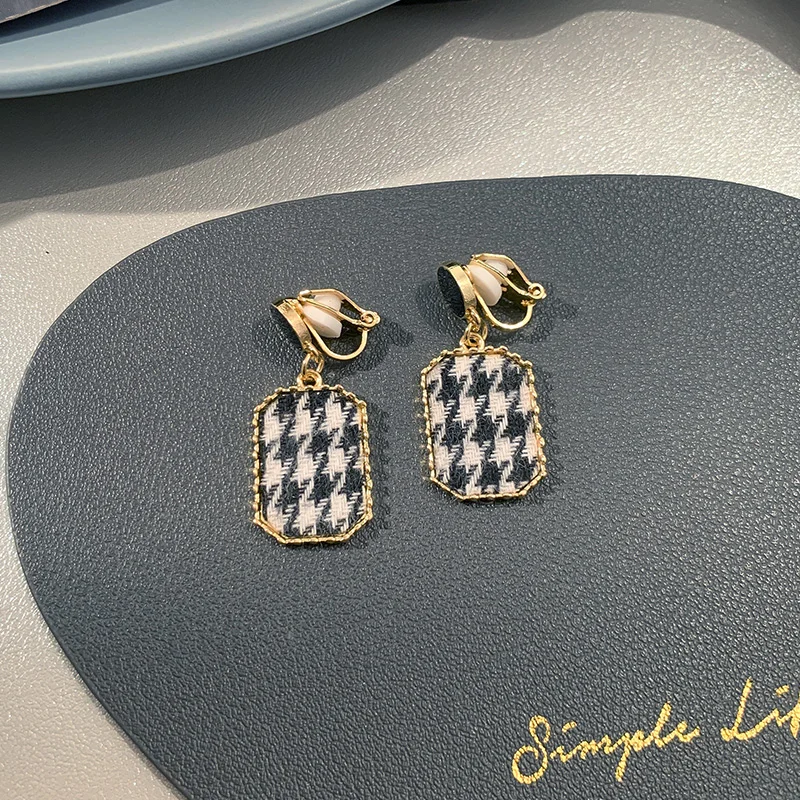 Korean Fashion Ear Clip Women\'s Ear Hole Free Retro French Pearl Earrings Light Luxury Style Earrings Ear Cuffs Trend 2023